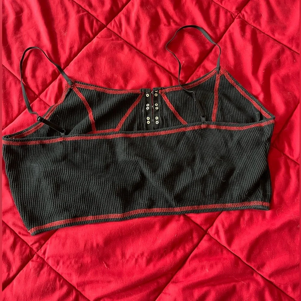Tunnel vision red and black star cropped cami - Picture 2 of 4